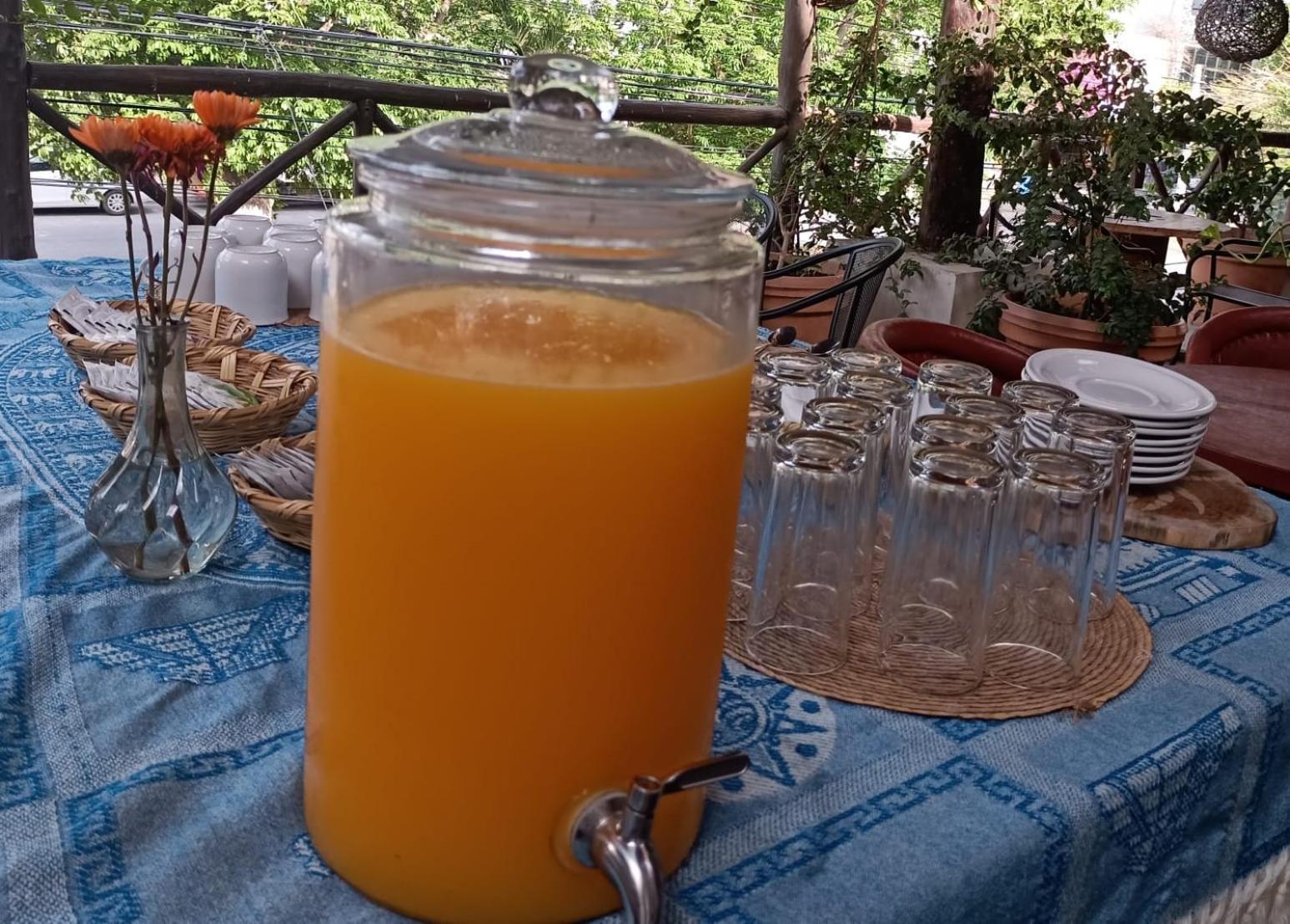 Mio Tulum Hotel Boutique Exteriér fotografie A glass dispenser of freshly squeezed orange juice